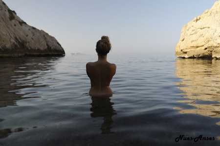 photographie d'une femme nue à la plage-la galerie à ciel ouvert du vallon des Auffes de Marseille- APPYFILMS-NUES-ANSES
