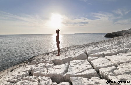 photographie d'une femme nue à la plage-la galerie à ciel ouvert du vallon des Auffes de Marseille- APPYFILMS-NUES-ANSES