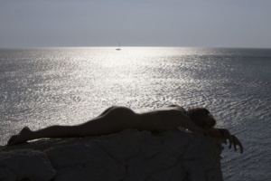 photographe d'art Femme nue allongée sur la plage