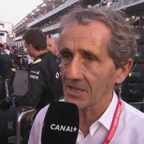 Photographie de Alain Prost durant un interview