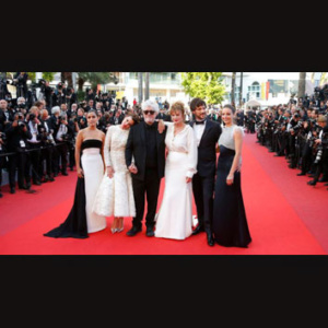 Photographie de groupe de personne sur le tapis du festival de Cannes